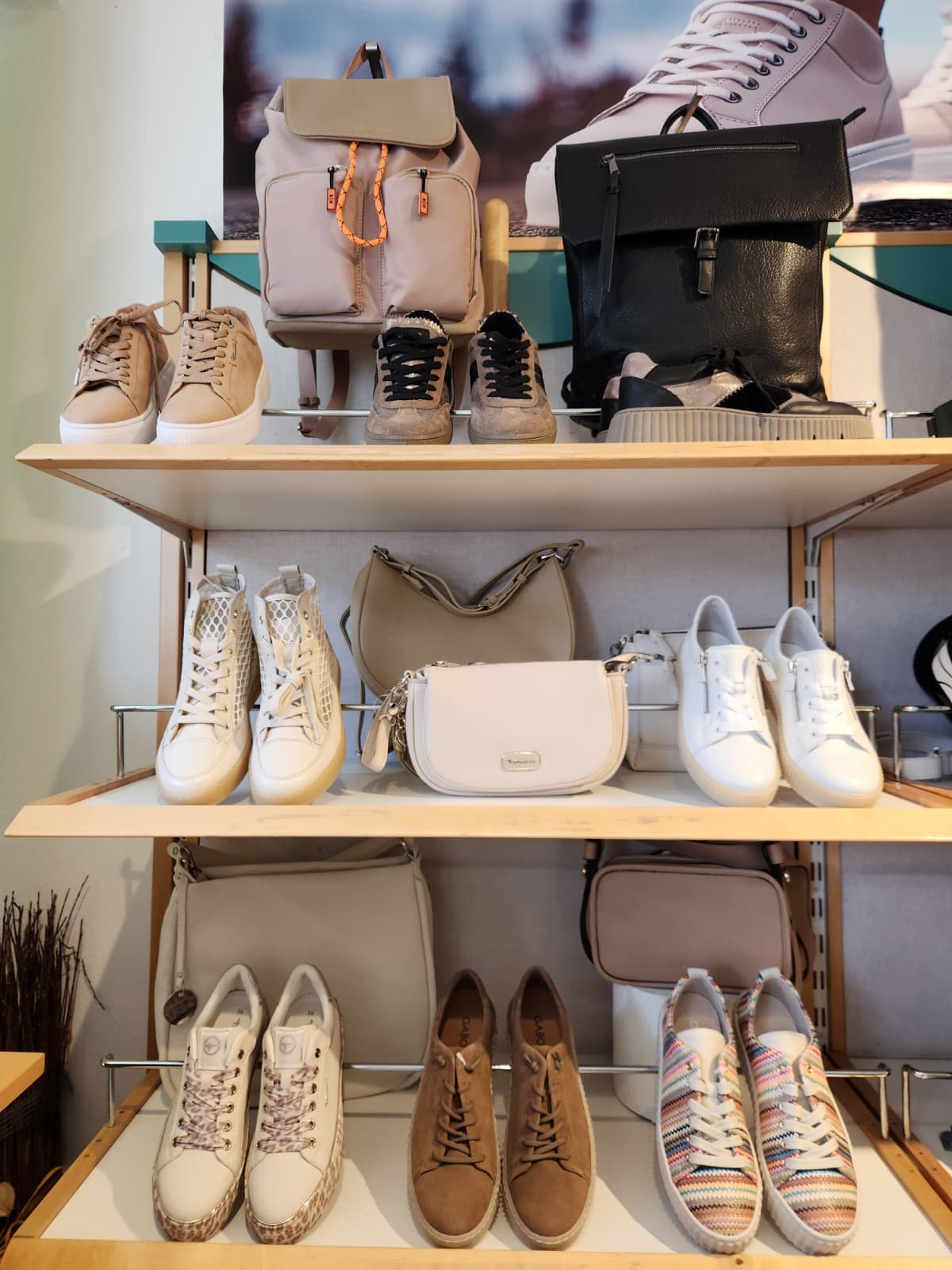 Regal mit verschiedenen Schuhen und Taschen in neutralen Farben