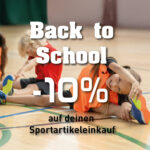 Werbegrafik mit Kindern beim Dehnen in einer Sporthalle: 10 Prozent Rabatt auf den Sportartikeleinkauf zum Schulstart.
