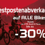 Werbegrafik mit zwei Radfahrern in Berglandschaft und Hinweis auf Restpostenabverkauf: Alle Bikes von KTM, Scott und Focus bis zu 30 Prozent reduziert.