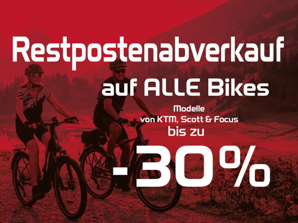 Werbegrafik mit zwei Radfahrern in Berglandschaft und Hinweis auf Restpostenabverkauf: Alle Bikes von KTM, Scott und Focus bis zu 30 Prozent reduziert.